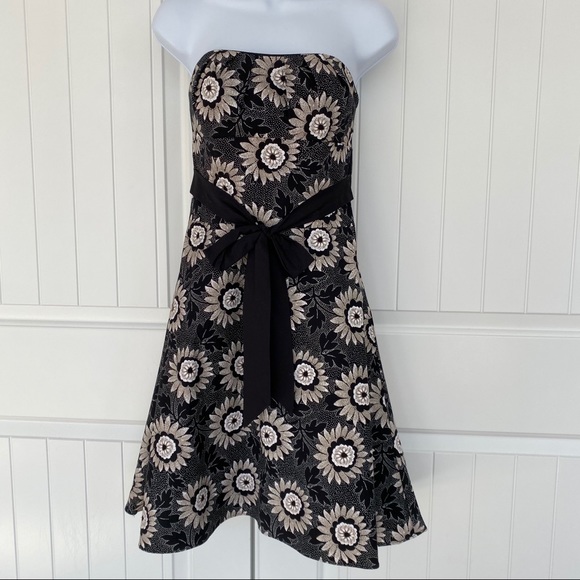 White House Black Market Dresses & Skirts - WHBM sweet floral strapless dress size 2